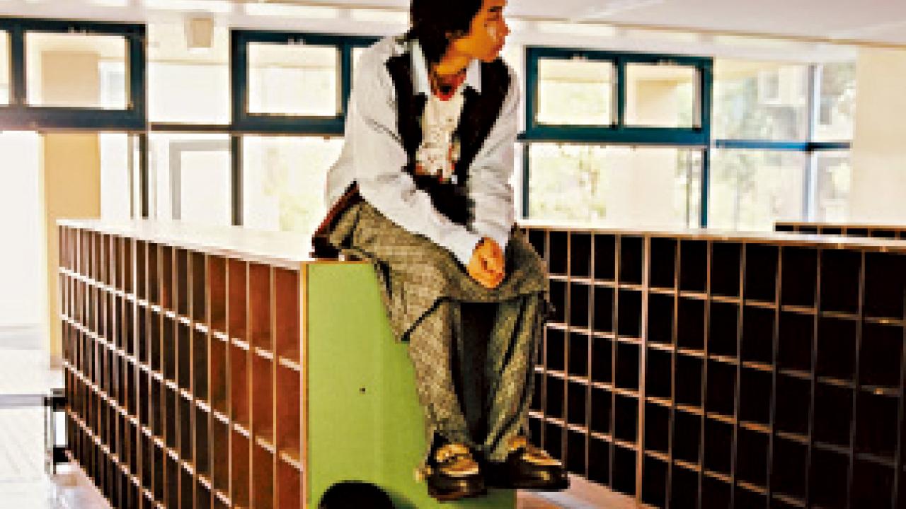 UGG與Ambush聯乘推出2025春夏特別版loafers及mary jane