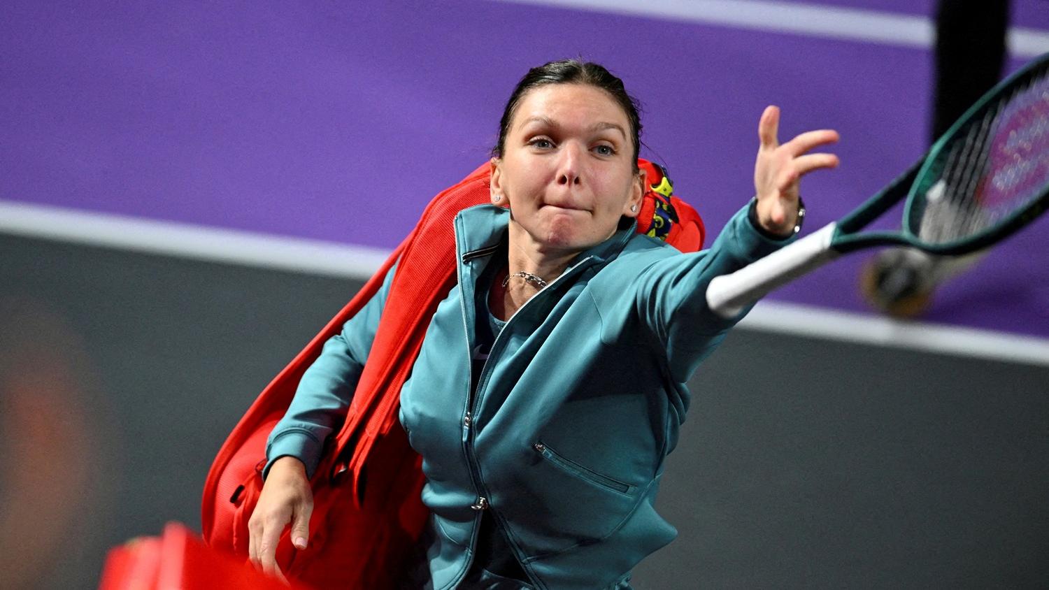 夏莉比賽後將球拍拋給看台的球迷紀念。(路透社)