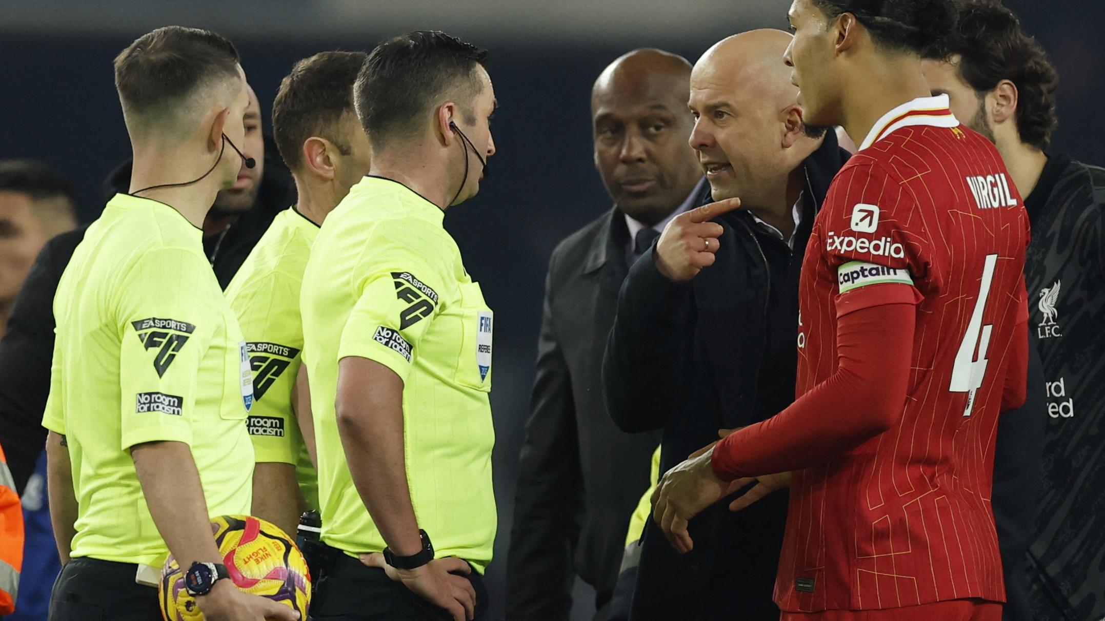 史洛治在對愛華頓的聯賽，賽後被球證奧利華罰紅牌。(路透社)