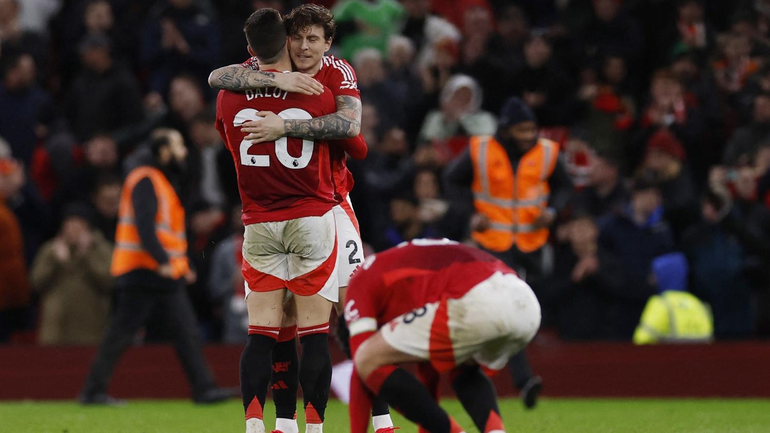 曼聯球員慶祝艱苦擊敗葉士域治。(路透社)