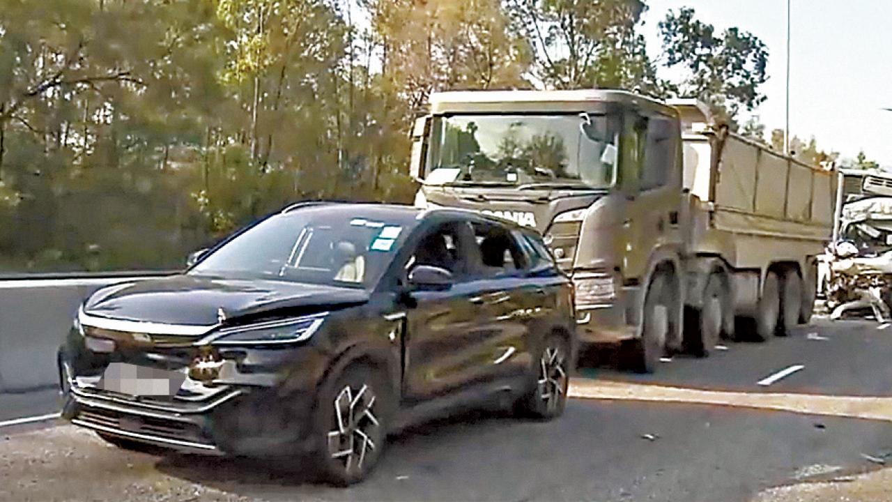 元朗7車連環相撞車禍 5男女1男童受傷 冷藏貨車司機傷重亡