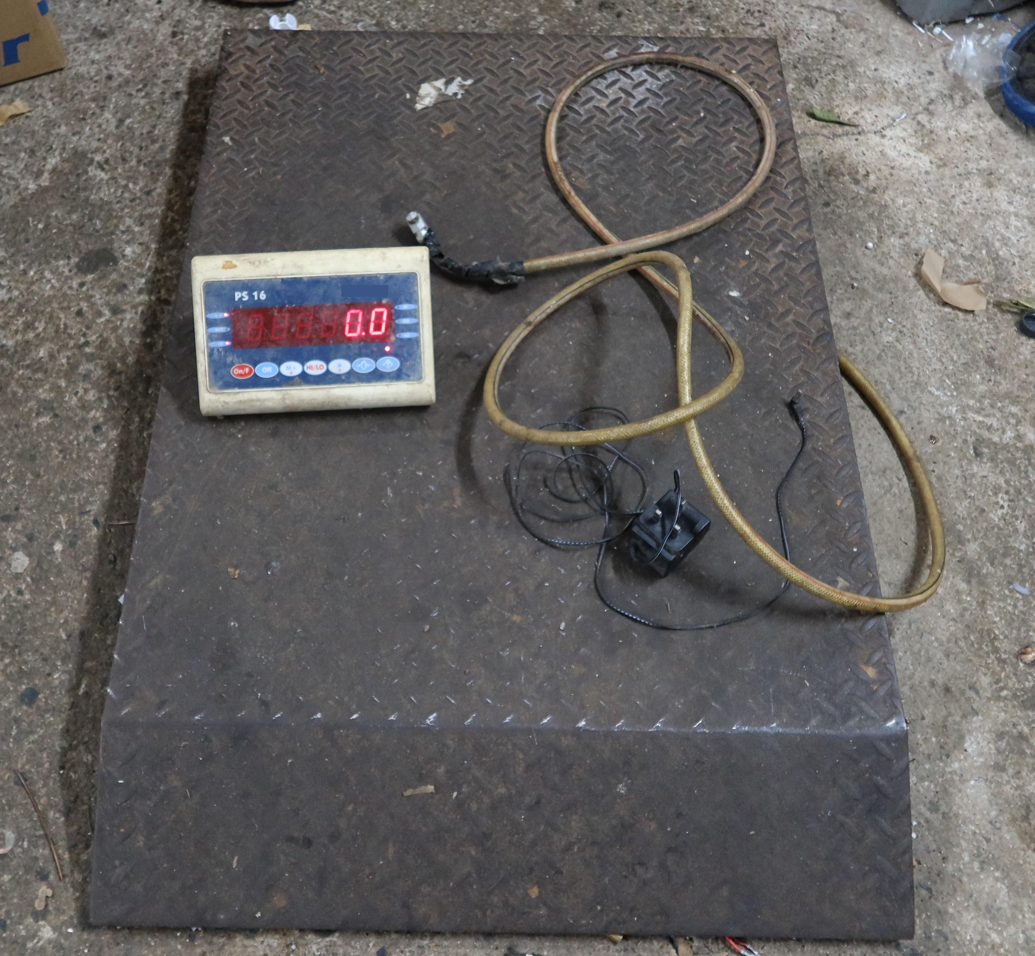 圖示該廢料回收商使用的懷疑不準確電子地磅。(政府新聞處)