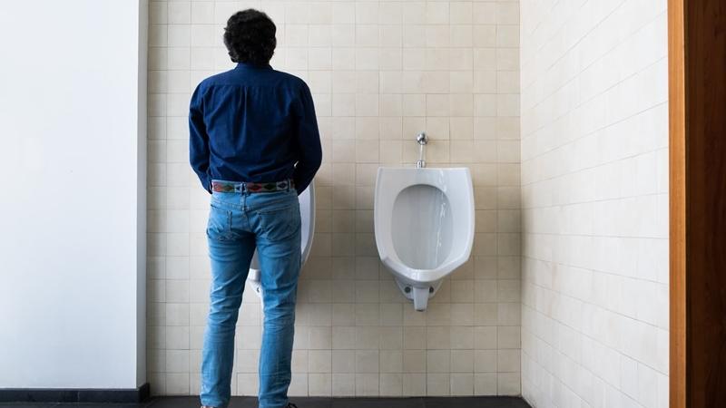 臺北市立聯合醫院和平婦幼院區泌尿外科主治醫生張德撝說，產生泌尿道結石的原因很多種，最主要與飲水習慣息息相關。