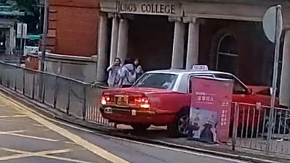 西環的士失控險撞英皇書院，七旬司機不適送院(西環變幻時FB群組圖片)