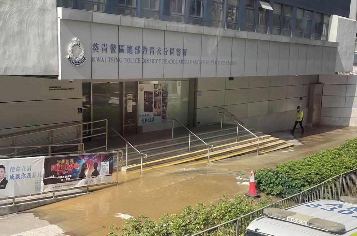 青衣發生爆水管事件。（fb「青衣街坊吹水會」圖片）