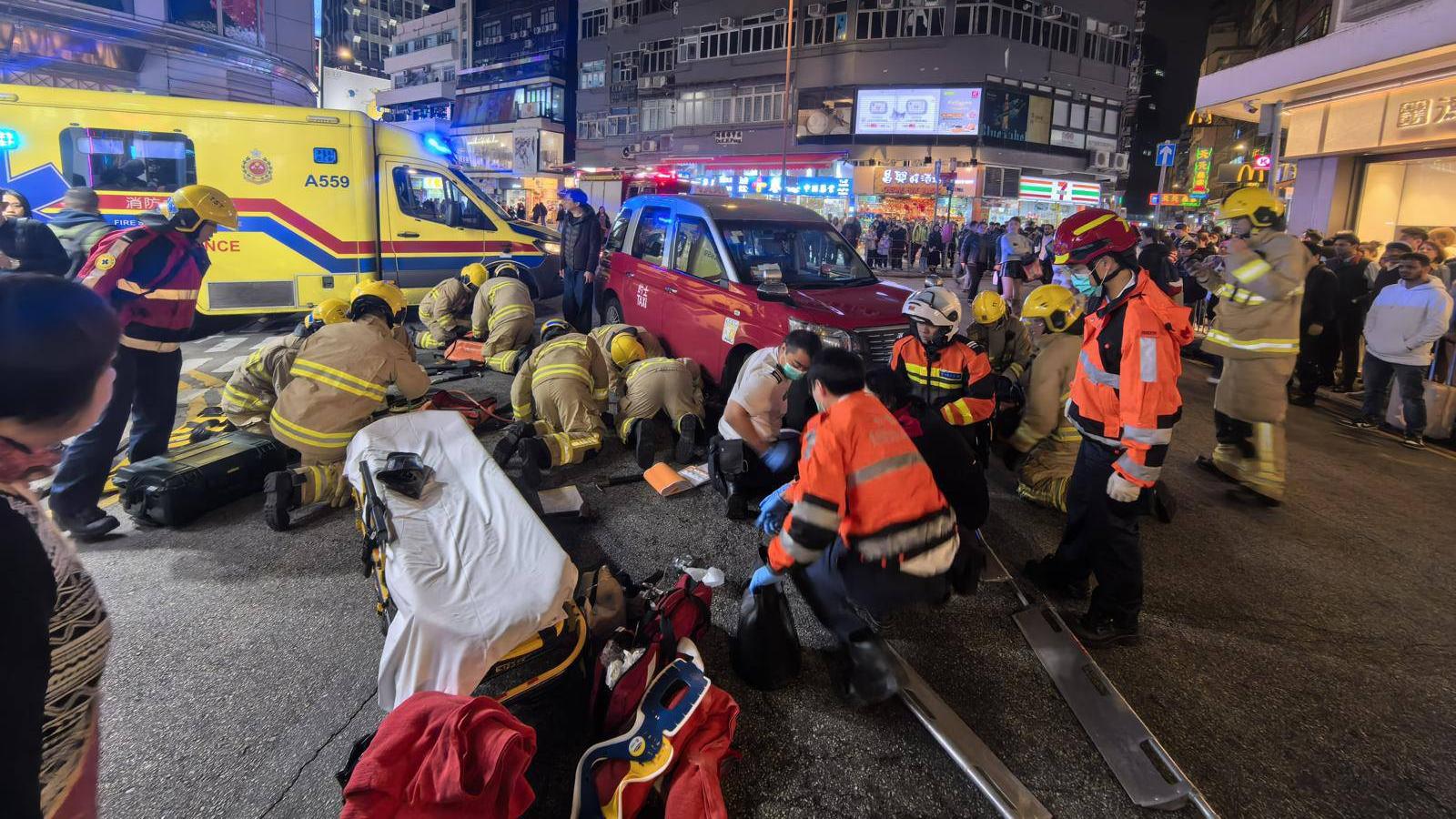 救援人員合力救出女途人。(網上圖片)