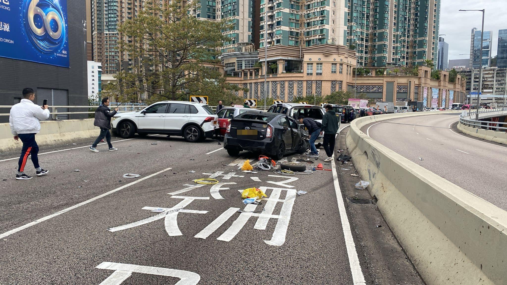 西九龍走廊發生串燒車禍。（fb「馬路的事 (即時交通資訊台)」圖片）