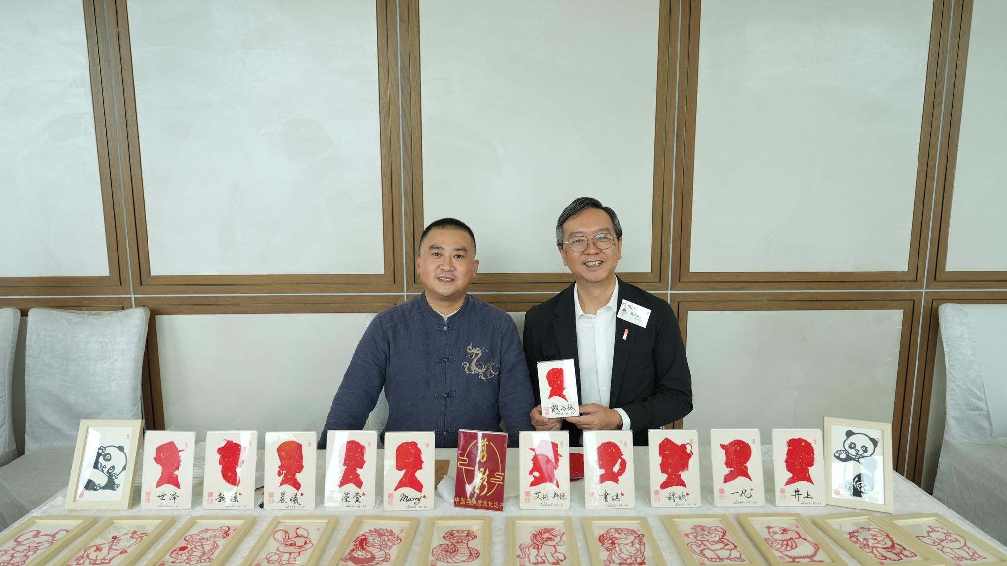 戴尚誠(右)日前與「樂屋」的居民體驗川港文化。(何永賢FB)