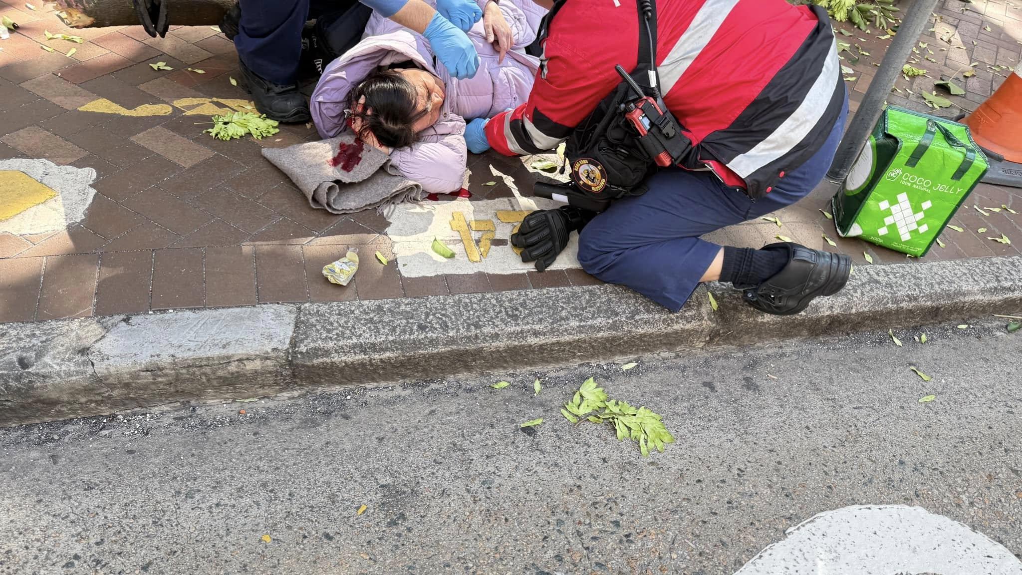 女途人頭部受傷。(FB「香港交通及突發事故報料區」)