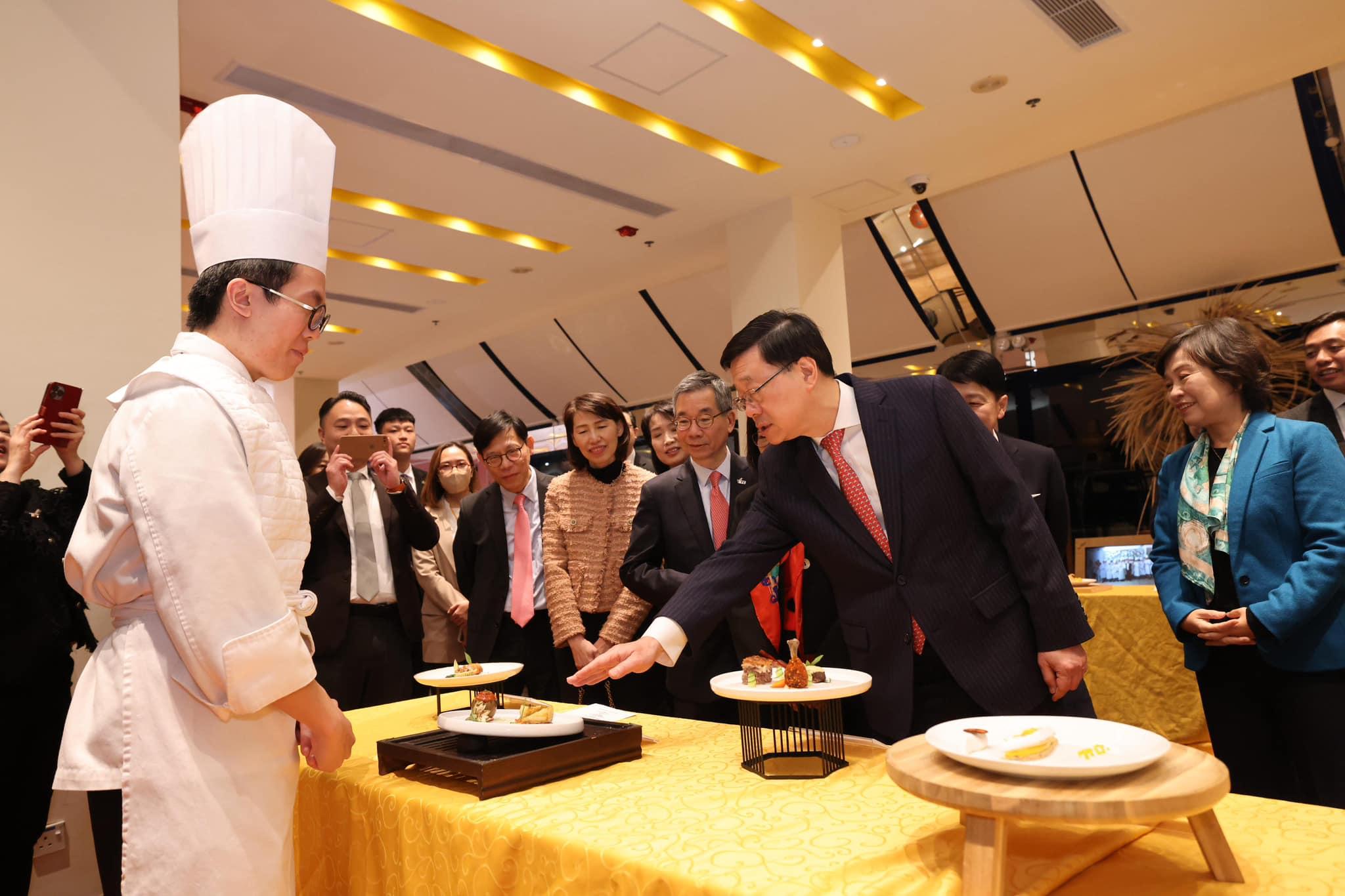李家超在中華廚藝學院出席金筷子明火創意名菜大賞頒獎禮暨慈善晚宴。(李家超fb)