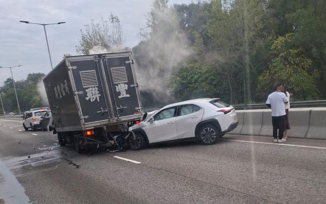 元朗發生7車串燒車禍。（fb「馬路的事 (即時交通資訊台)」圖片）
