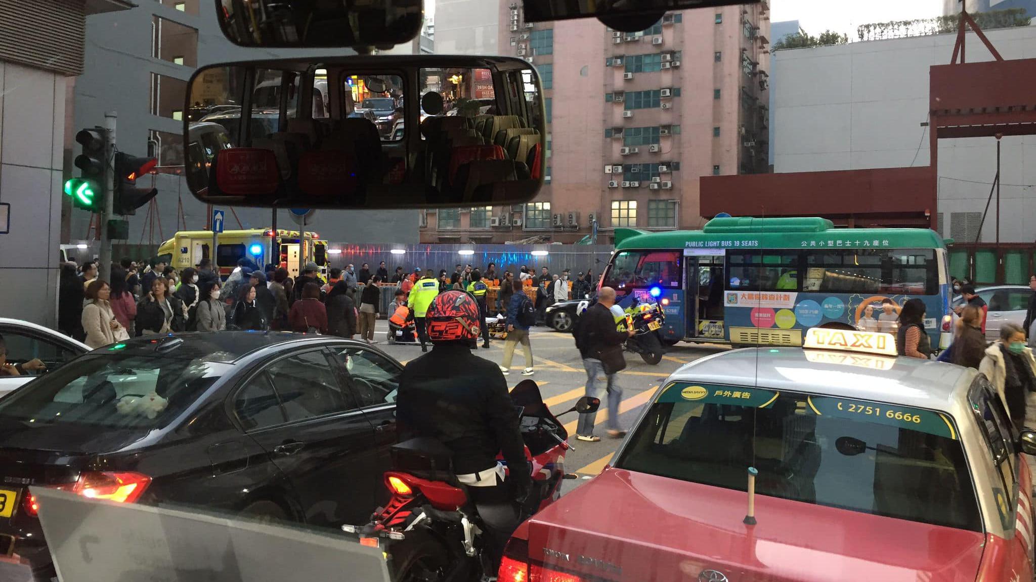 觀塘男子遭綠van撞 頭部流血送院