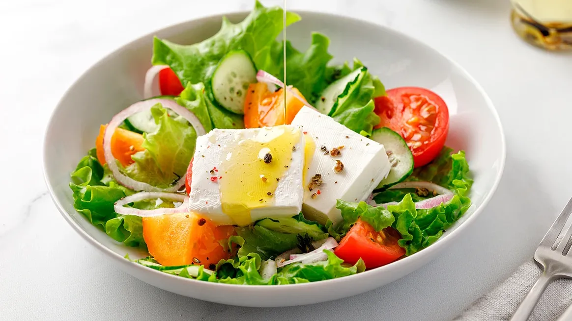 廖欣儀營養師指出，許多人想靠飲食控制減肥，選擇多吃蔬菜少吃肉，餐餐以水煮、無油的方式料理。高纖食物讓糞渣變多，但缺乏油脂的攝取讓腸道潤滑不足，反而造成排便困難。