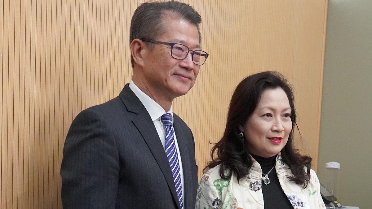 簡慧敏(右)就新一份《財政預算案》向陳茂波(左)表達意見。(簡慧敏FB)