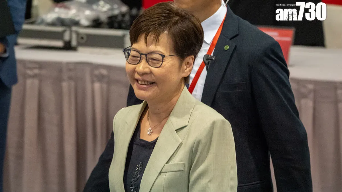 被問到現屆政府收緊二元乘車優惠是否合理？林鄭月娥笑而不答(資料圖片)