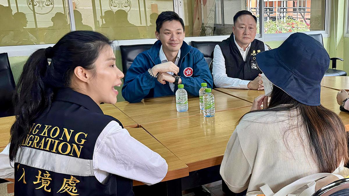 在緬甸被禁錮的女子(右一)今日啟程從泰國回港。(政府新聞處)