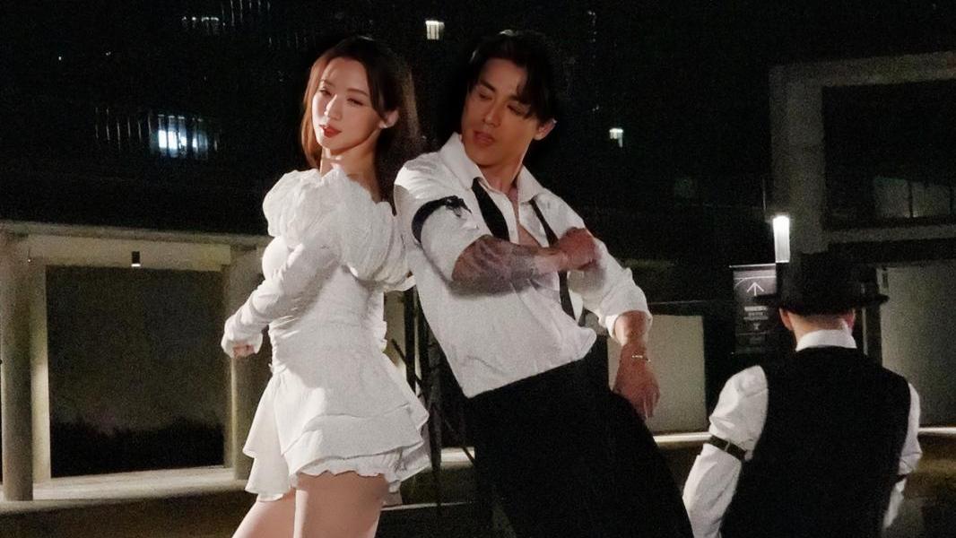 AK江𤒹生Deep V上陣孖女主角跳火辣雙人舞  自爆曾經「戀愛腦」