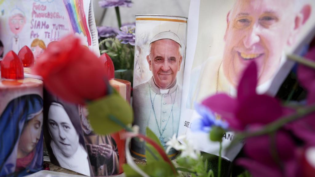 在羅馬，民眾於教宗留醫的醫院外放置鮮花和蠟燭，祈願教宗早日康復。(美聯社)