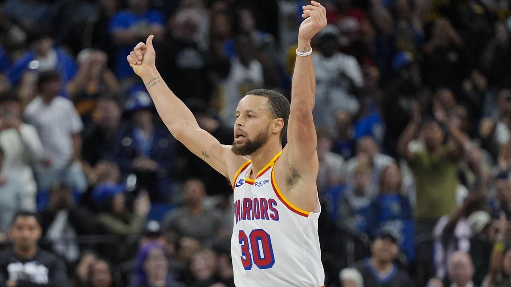 居里獨取56分，協助勇士以121:115擊敗魔術。(美聯社)