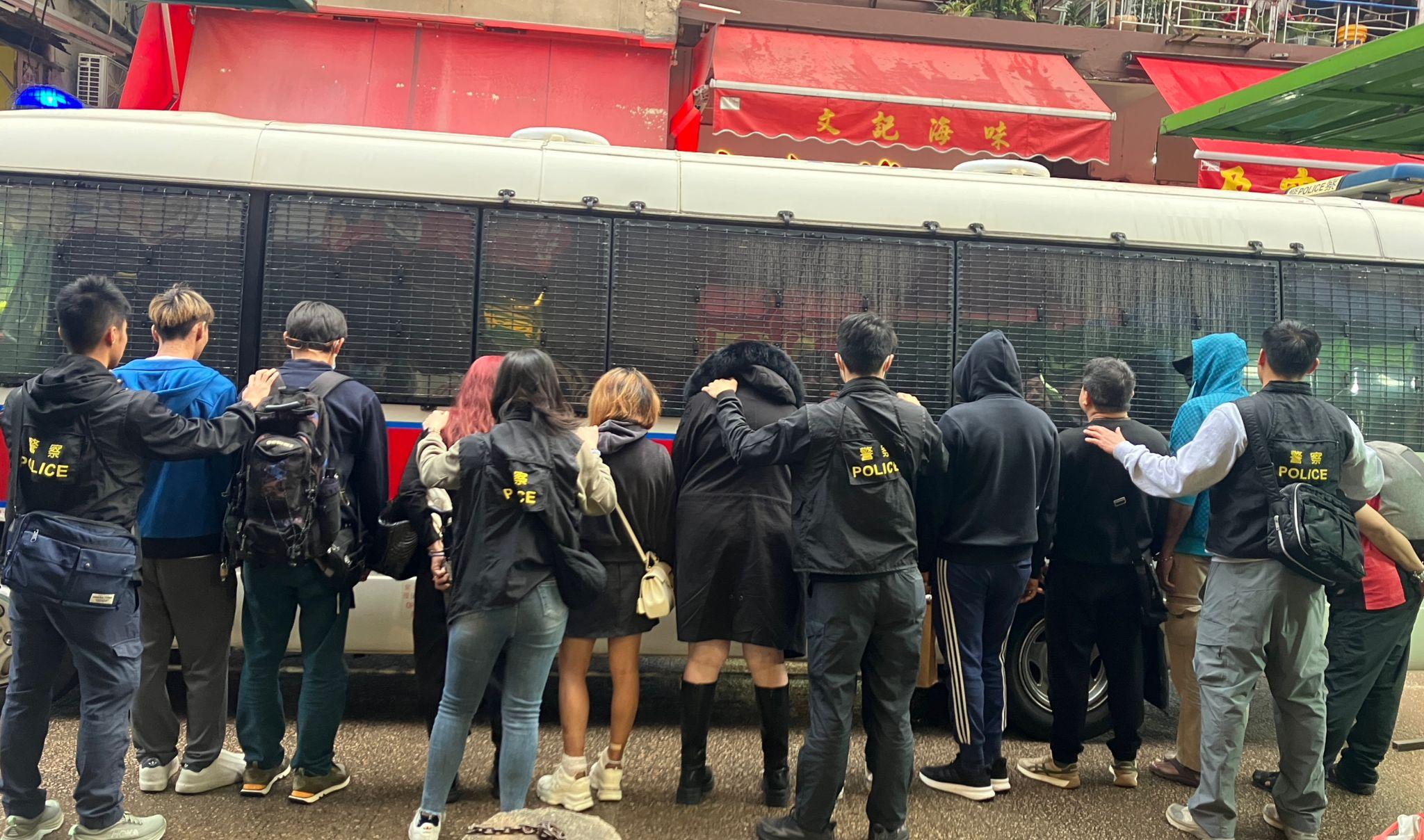 警深水埗搗釣魚機賭場拘11人，包括兩名巴籍通緝犯。(警方圖片)