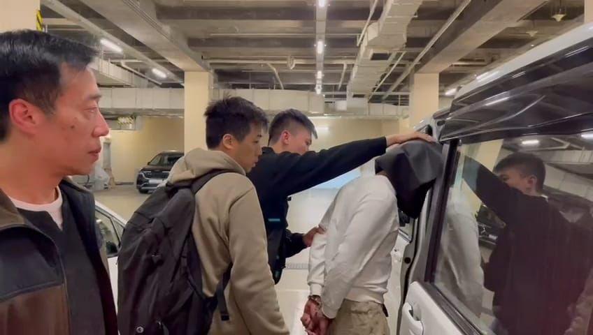 葵涌天橋扒手偷銀包事敗，警拘兩內地男一人涉偷渡。(警方圖片)