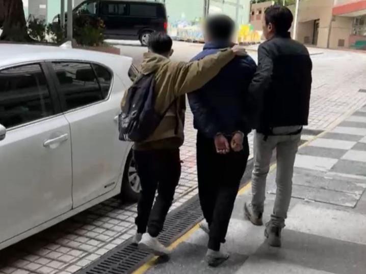 葵涌石籬商場薩莉亞遇竊失6萬元，34歲男被捕。(警方圖片)