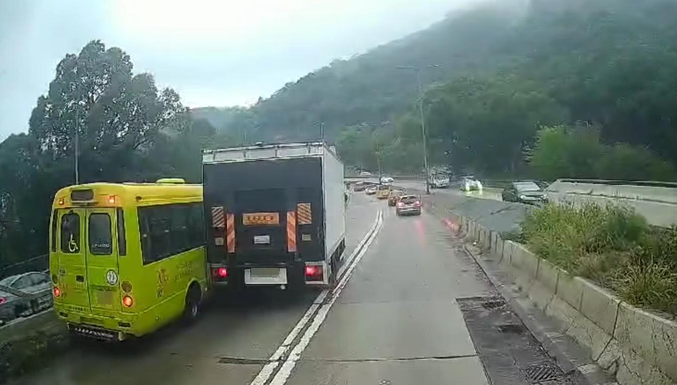 龍翔道發生車禍。（fb「車cam L（香港群組）」圖片）
