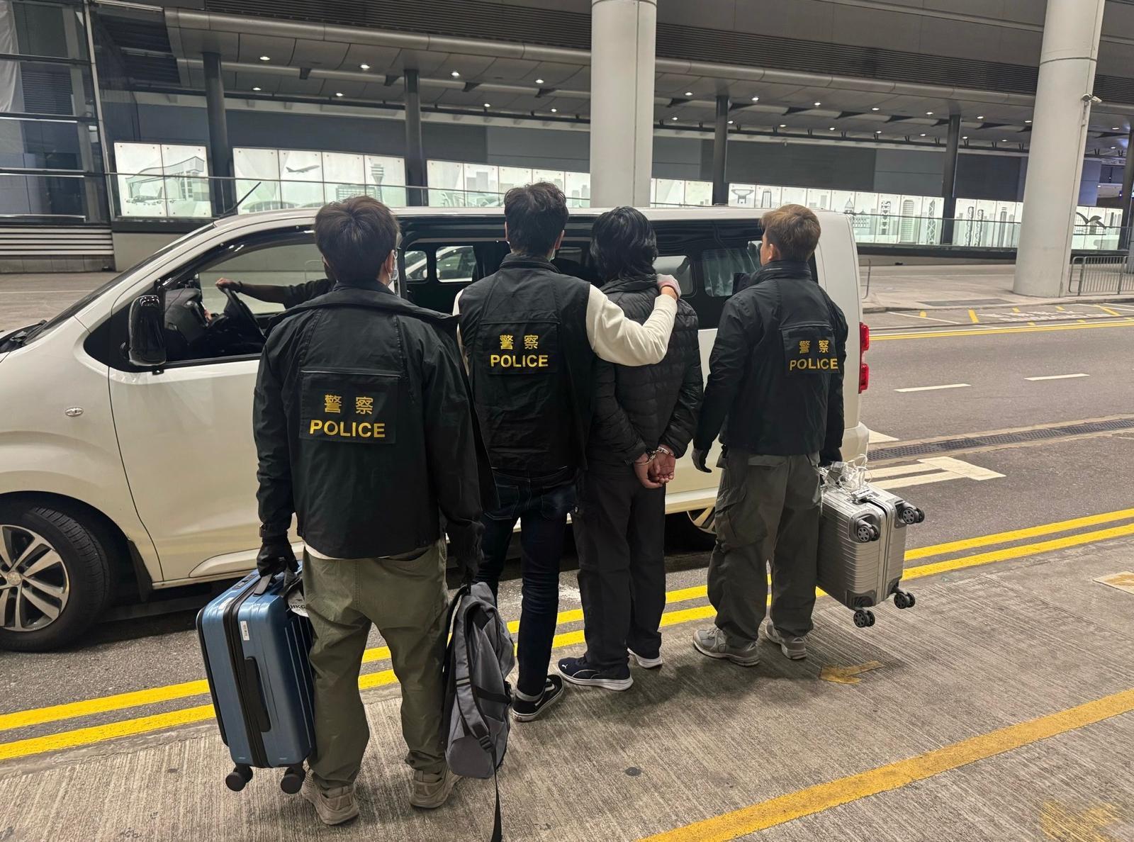 警方和海關於機場緝毒。（警方圖片）