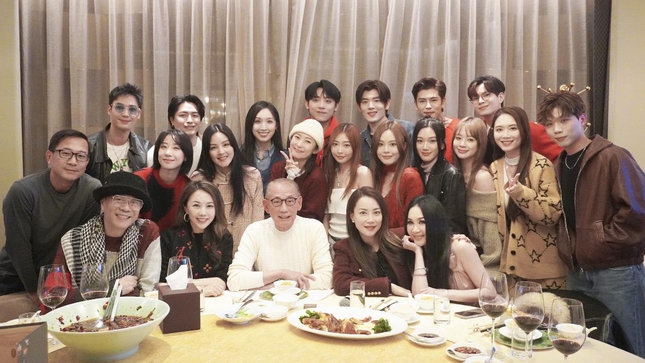 楊受成率領英皇藝人團拜 歐陽震華加盟半年感刺激 泳兒當大師姐主動派利是 