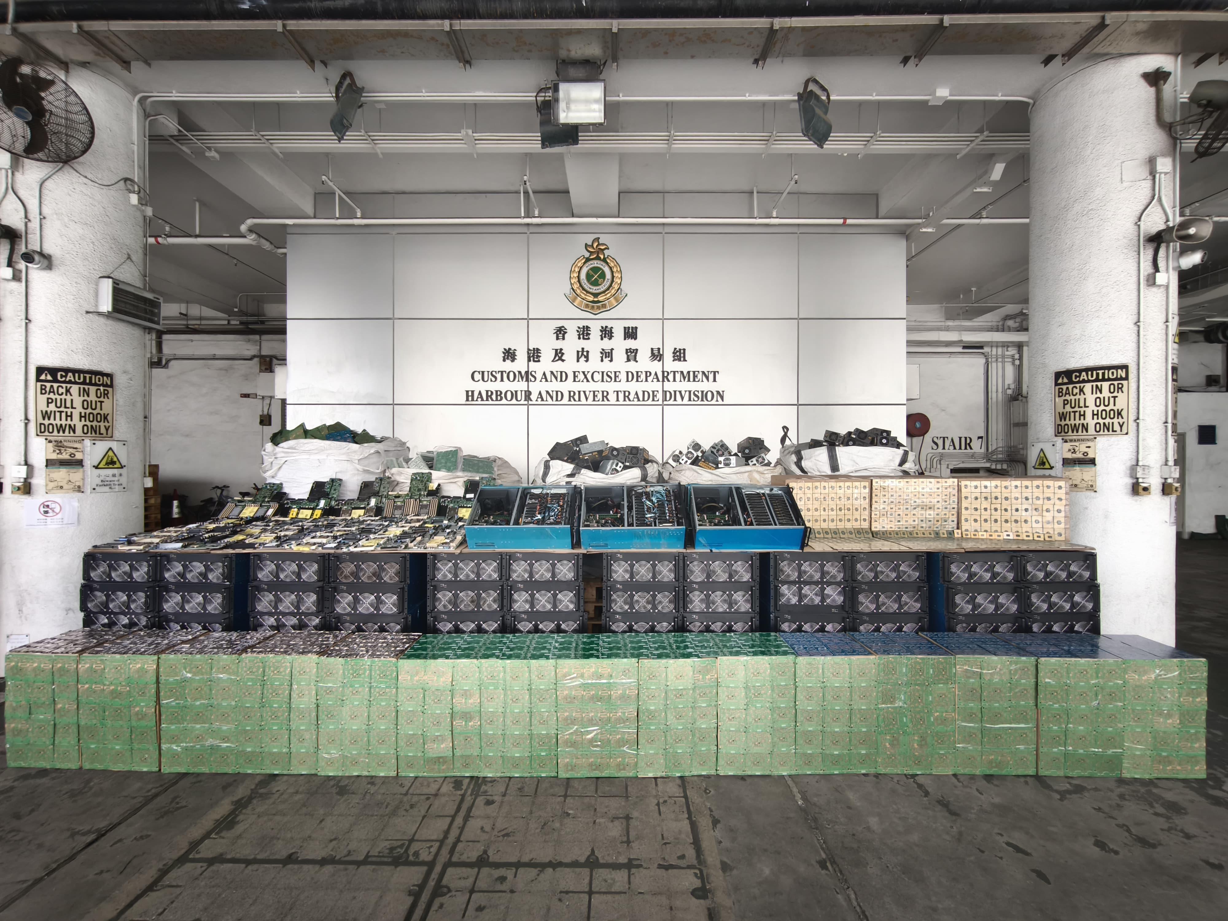 大馬遠洋船走私電子零件料最終偷運至內地，海關檢獲3000萬元貨物。（政府新聞處圖片）