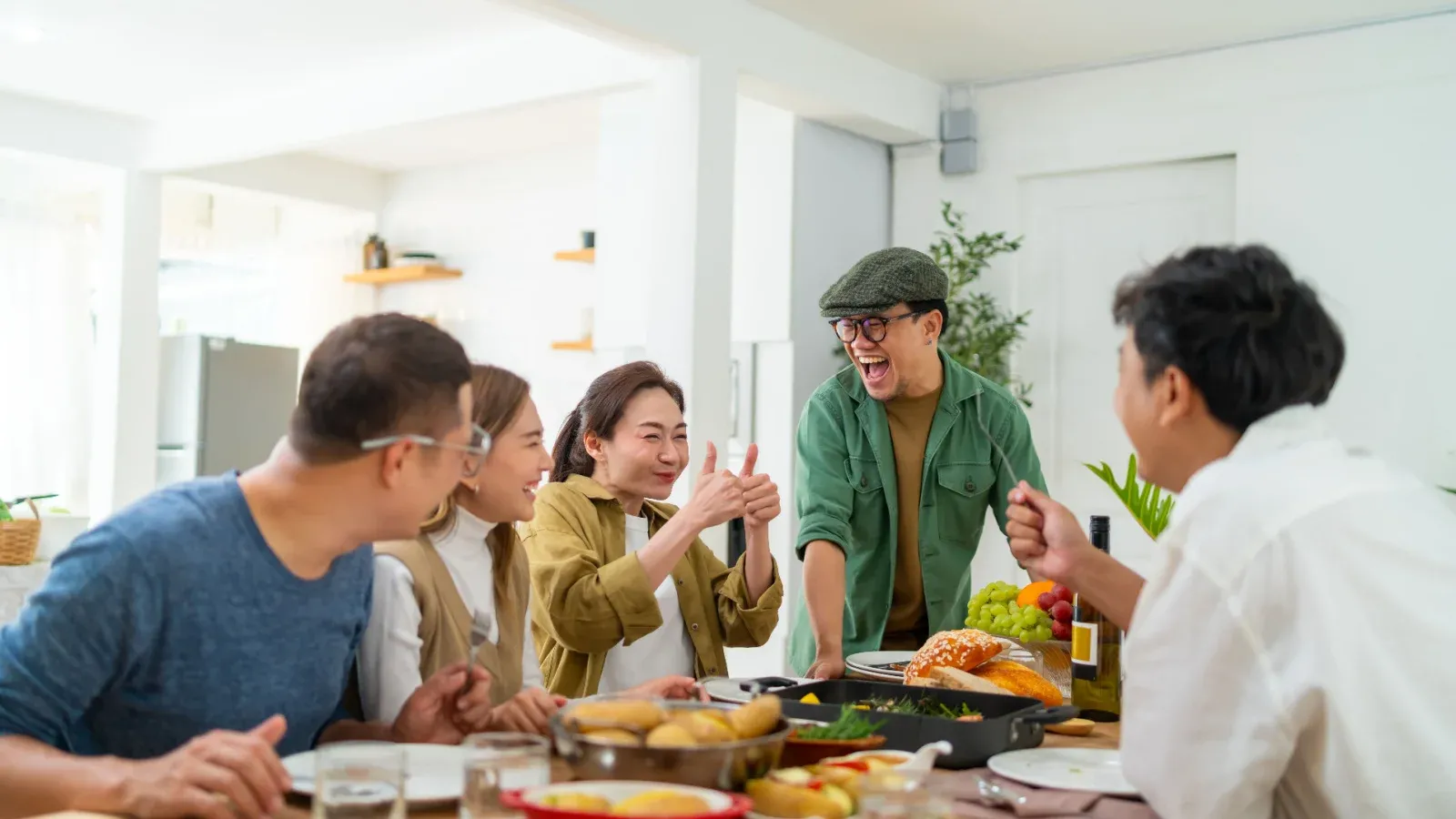 農曆新年，許多人都會在這個時候與親朋戚友相聚一堂。就算平常看似沒有健康問題，但過年期間無節制地大吃大喝、飲酒狂歡，還是可能讓「假日心臟症候群(Holiday heart syndrome)」找上門！