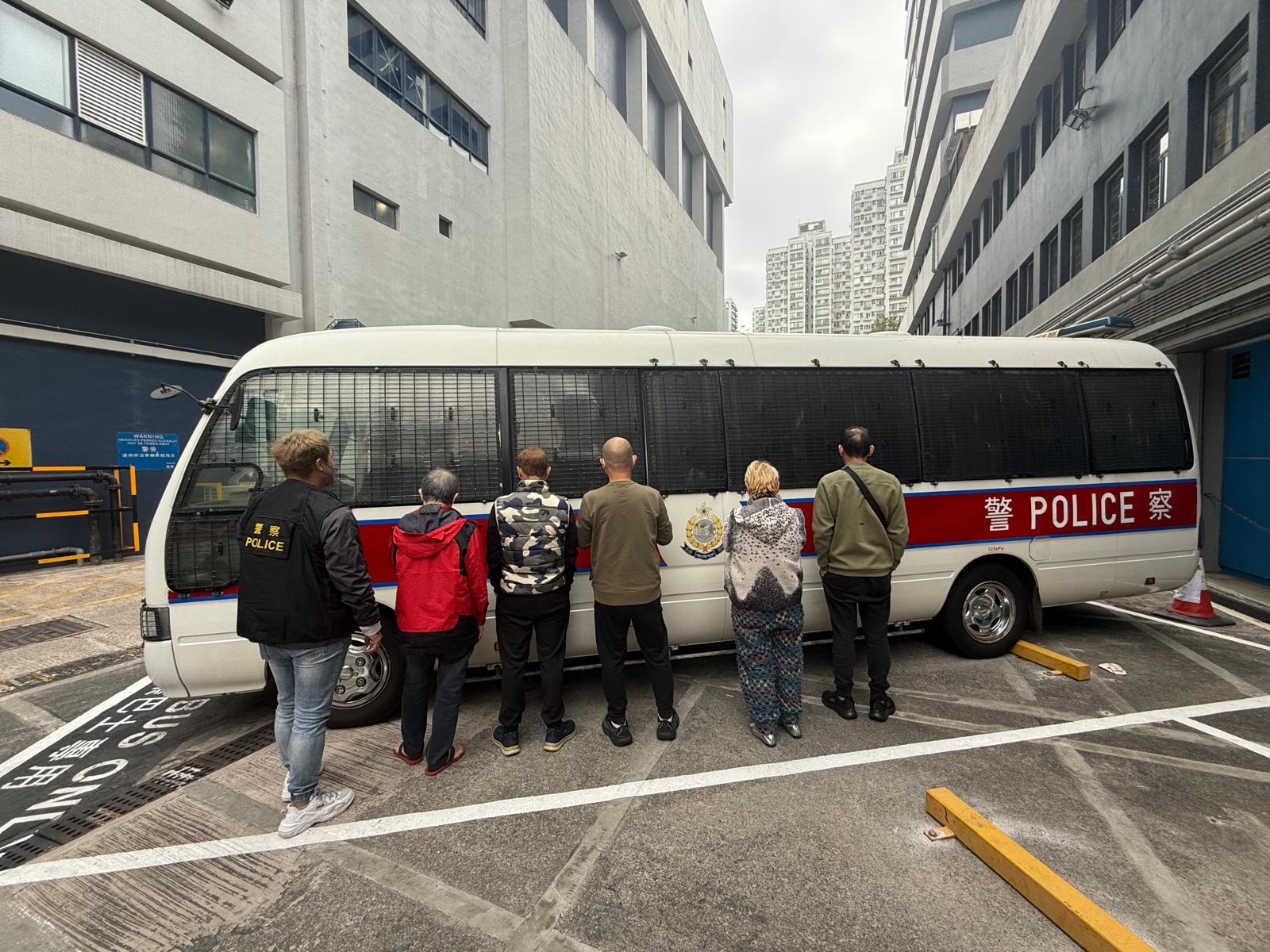 警大埔搗非法賭檔拘6人，檢賭具及賭款。(警方圖片)