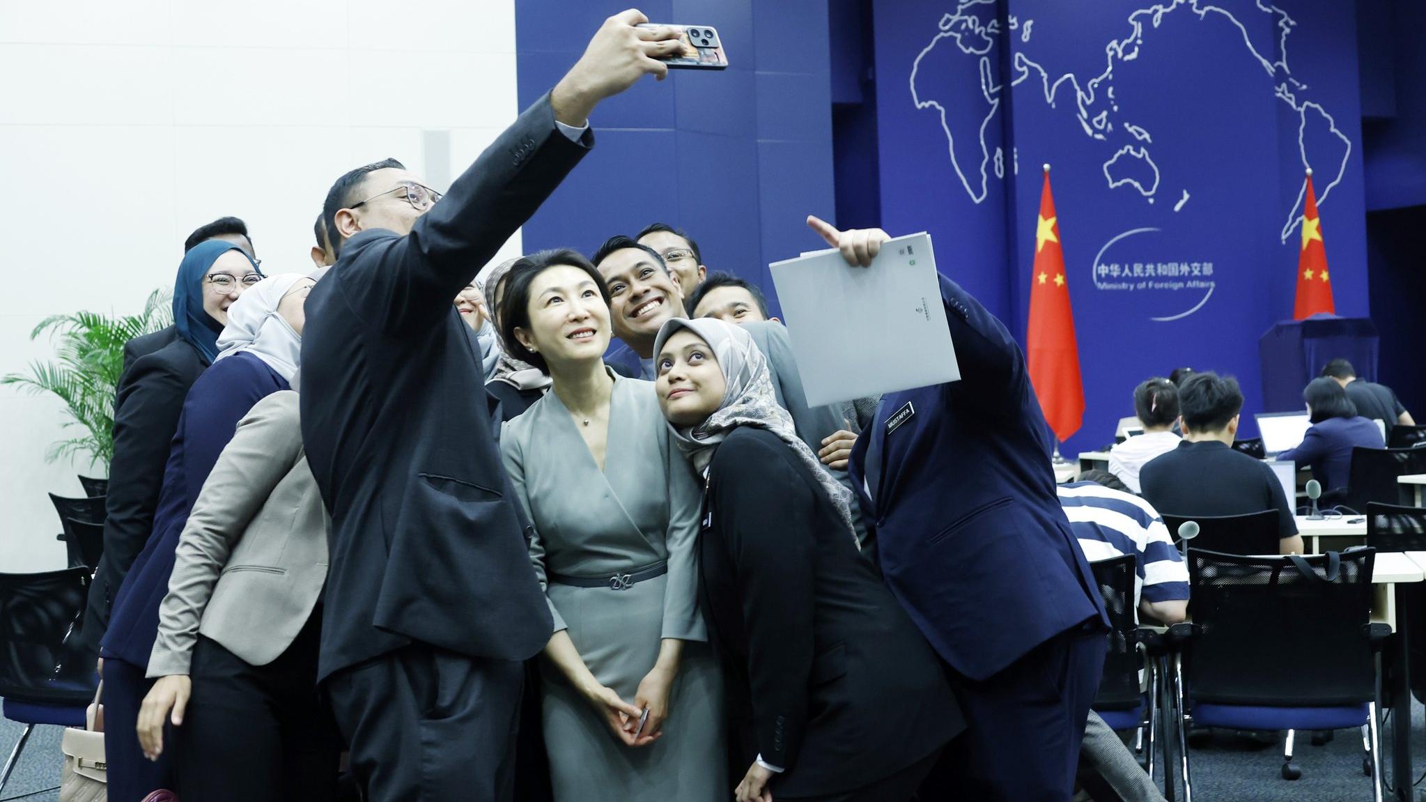 新任外交部新聞司司長毛寧10日加入社交媒體X平台，並分享了一張她在外交部藍廳，與中外記者的合影。(X)