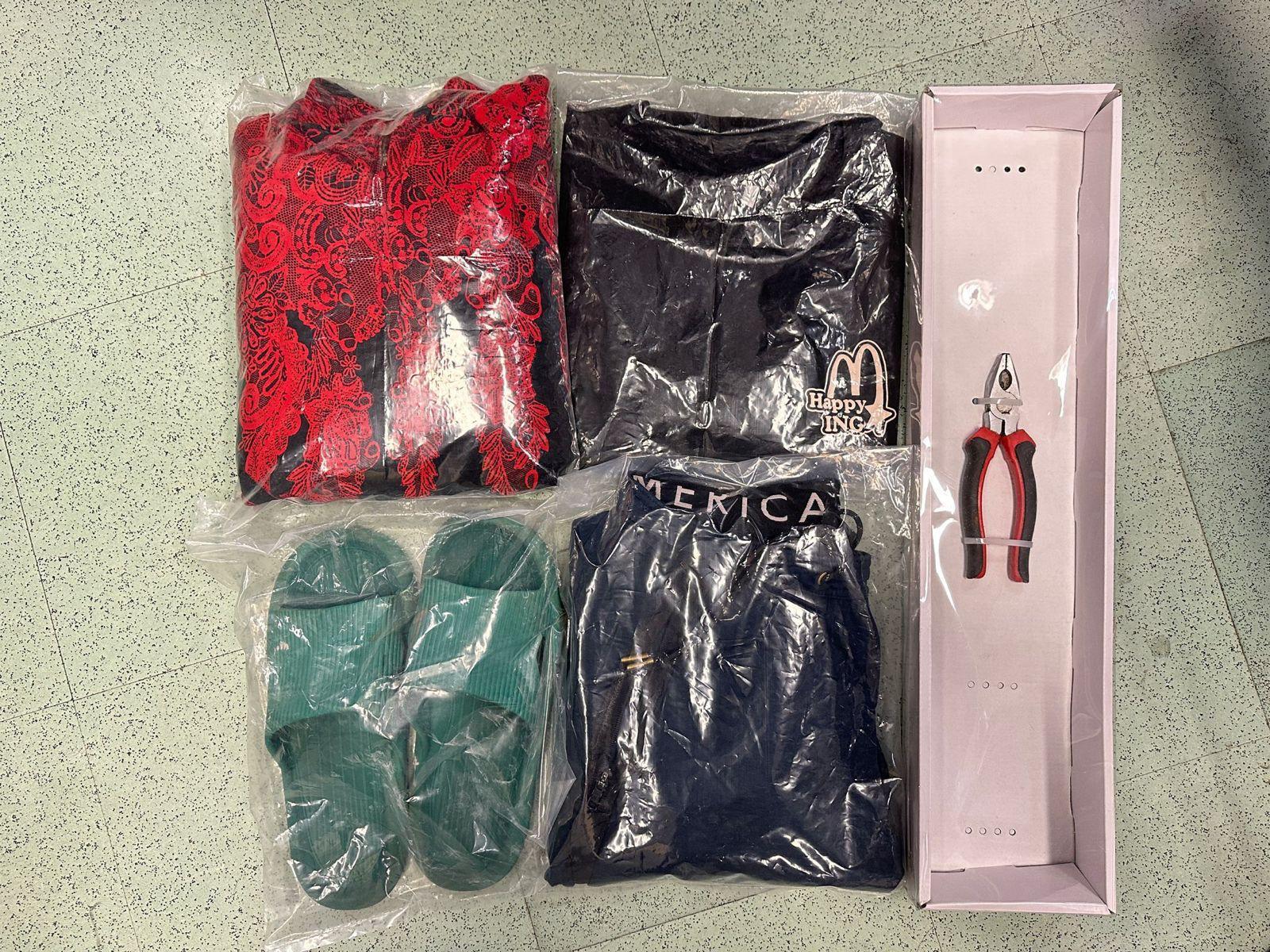 人員檢獲被捕人犯案時身穿的衣物及一把工具鉗。(警方圖片)