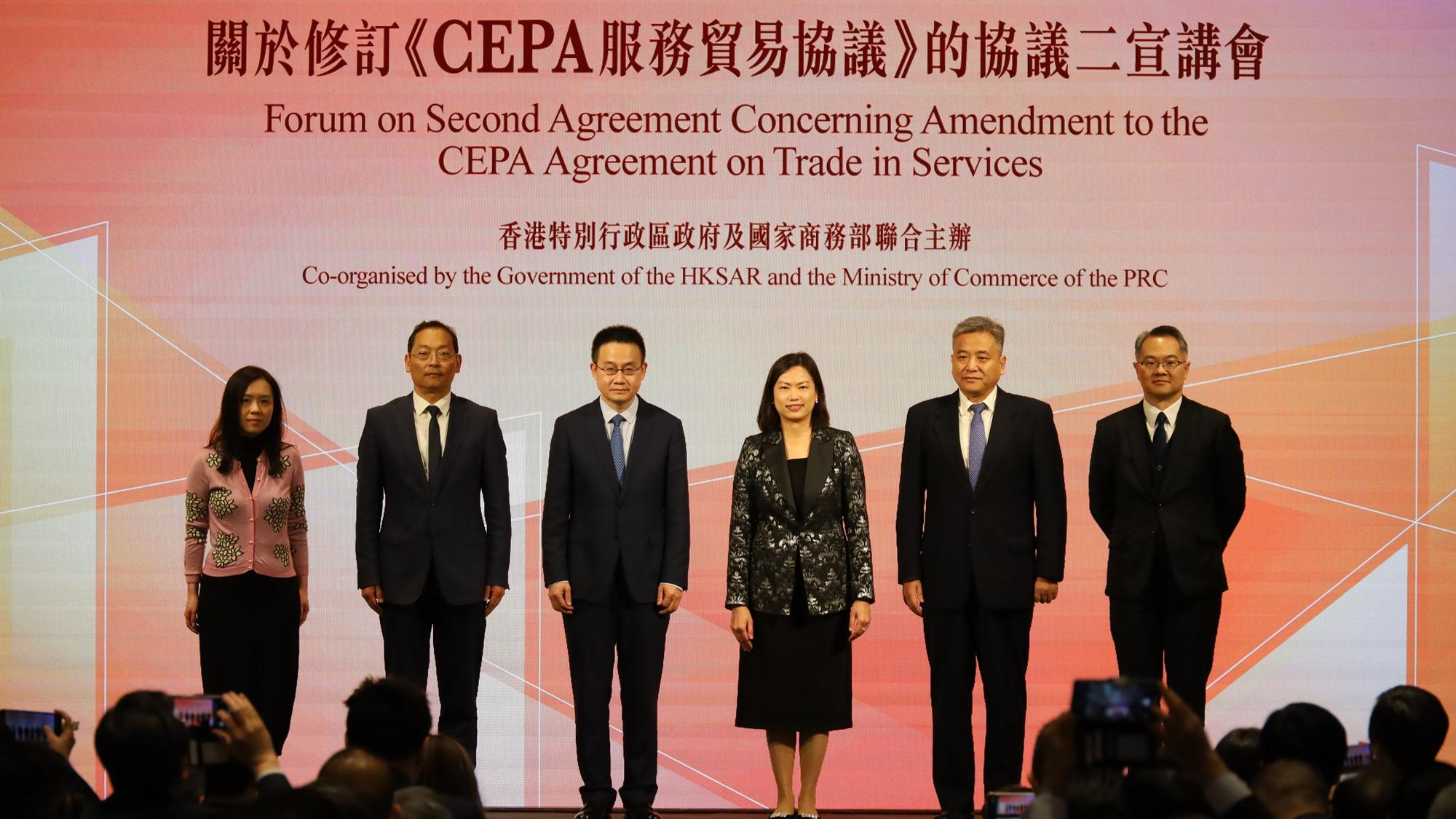 樊世杰(左三)和黃少珠(左四)冀港企發揮優勢。(鍾式明攝)