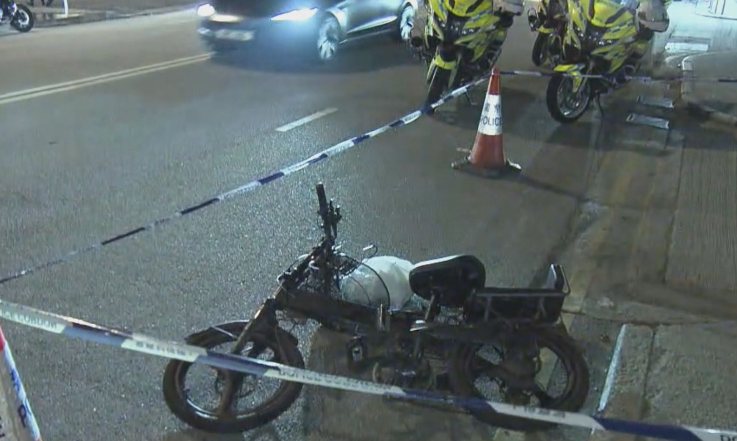 一名男子周六晚上8時許在九龍城駕駛電動單車送外賣遇到交通警員截查，企圖逃走時撞倒警察電單車及警員。(NOW新聞台畫面)