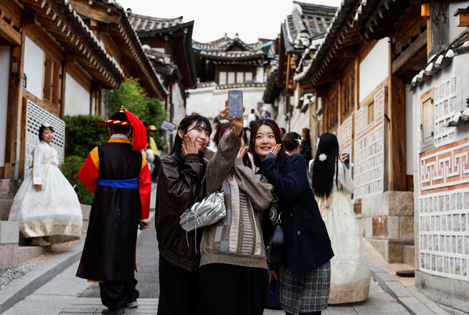 南韓施行電子入境申報制度(e-Arrival card)，外國人可提前網上填寫並提交入境申報表，意即網上申請就不需再手寫紙本入境卡(路透社資料圖片)