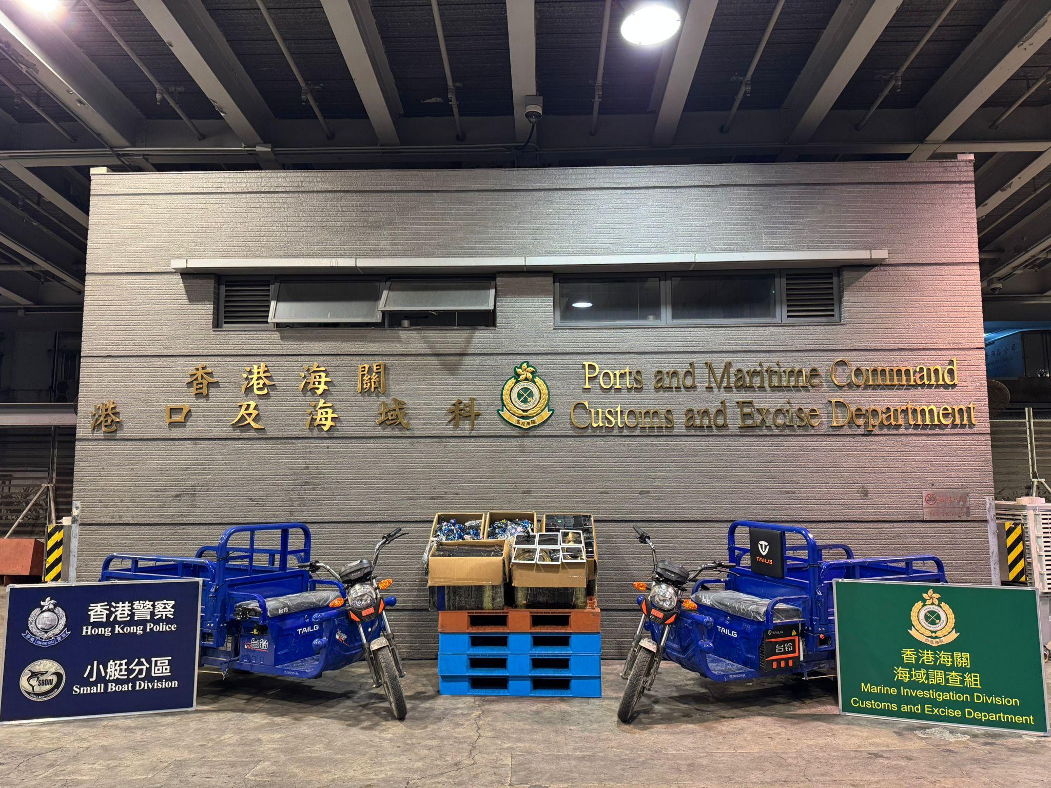 東涌8男以電動三輪車走私50萬元電腦及手機零件被捕。(警方圖片)