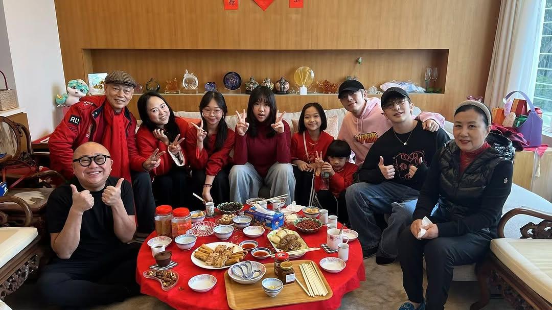 Anson Lo與Edan向汪明荃家英哥拜年 與阿Bob六口同場齊拍賀年片
