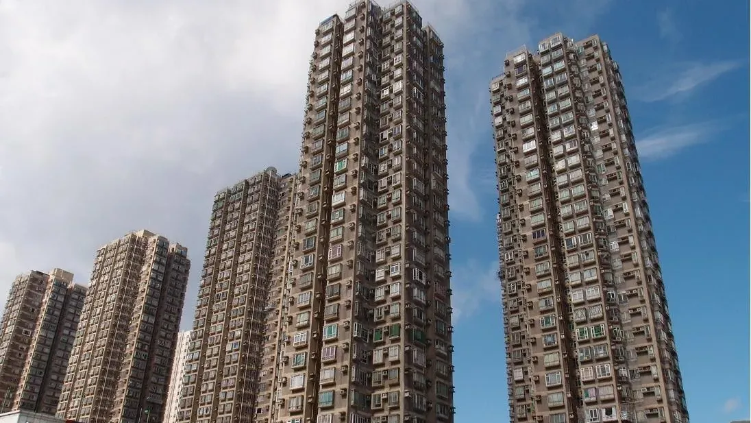 屯門市廣場兩房企裝開揚戶，吸引長線投資客以328萬元承接，呎價貼近1.01萬元。