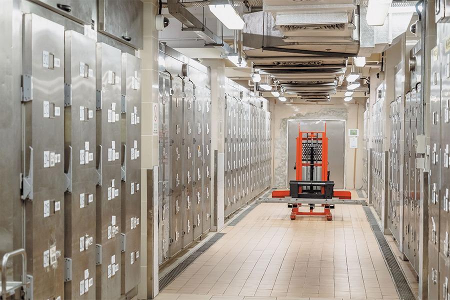 醫管局殮房助理月薪可達2.4萬，中五學歷即可申請。  (醫管局圖片)