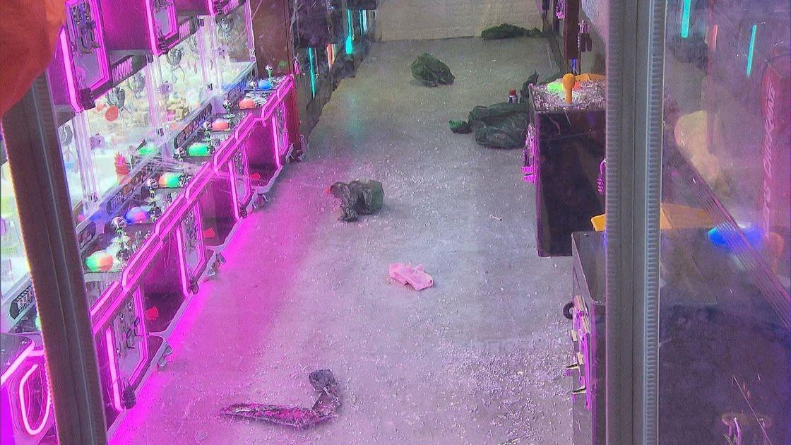 西灣河兩夾公仔機舖遭刑毀，地上遺錘仔及血迹。(無綫新聞截圖)