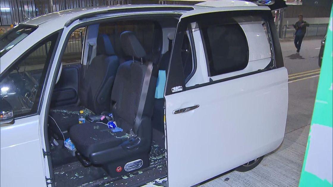 兩賊持刀棍劫烏溪沙私家車，砸爆車窗掠萬元。(無綫新聞截圖)