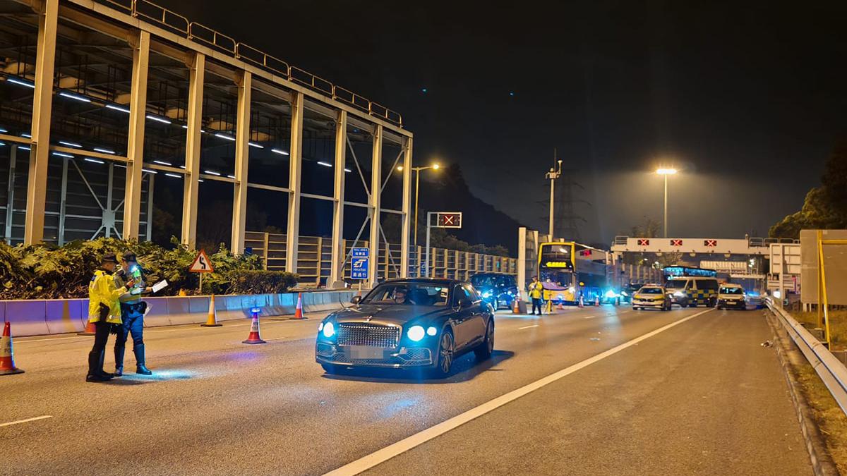 警方在新界南區內主要幹道設置路障。(警方圖片)