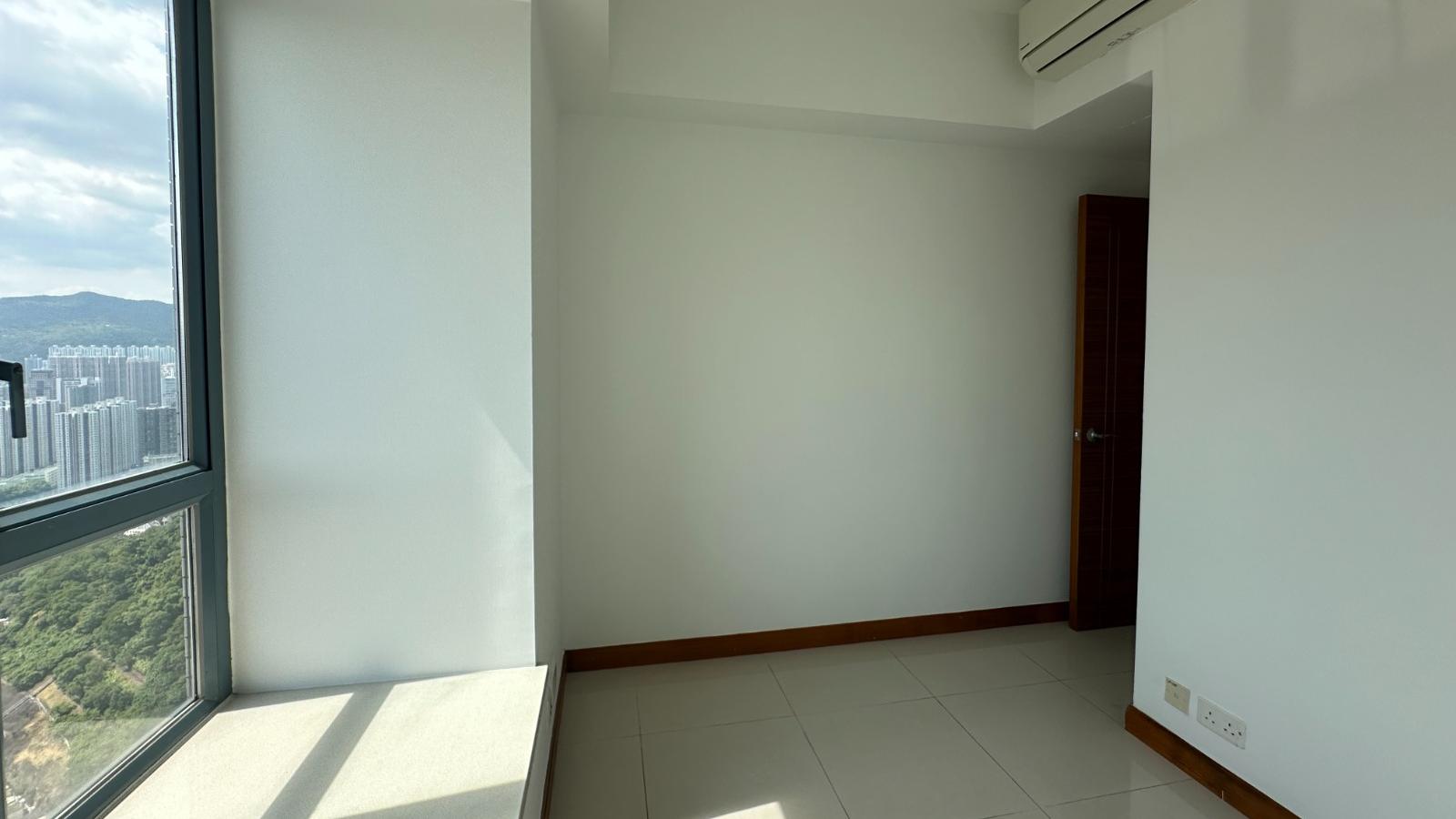 睡房光線充足，外望開揚市景及山景。(代理提供)