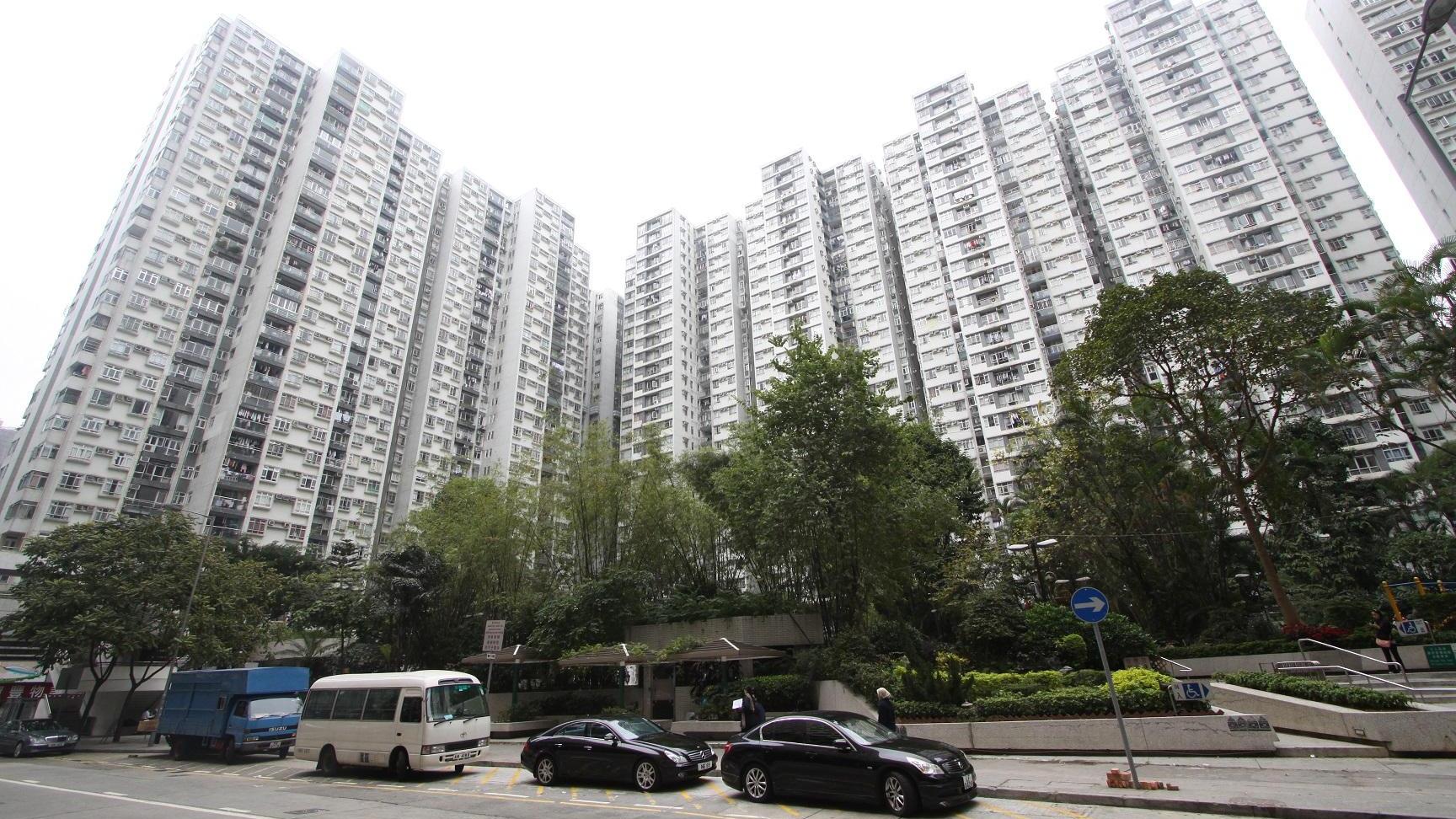 北角城市花園全煙花海景套三房，最新成交呎價低見1.2萬元。