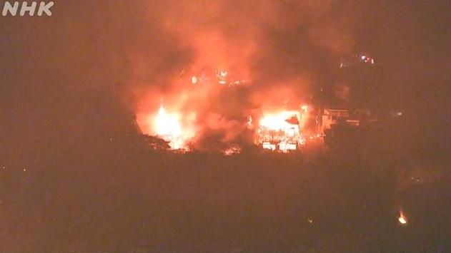 岩手縣大船渡市赤崎町合足地區周三發生山火，入夜後火勢猛烈。(互聯網)