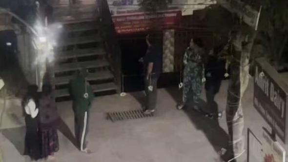 地震後，德里有居民摸黑走到街上暫避。(互聯網)