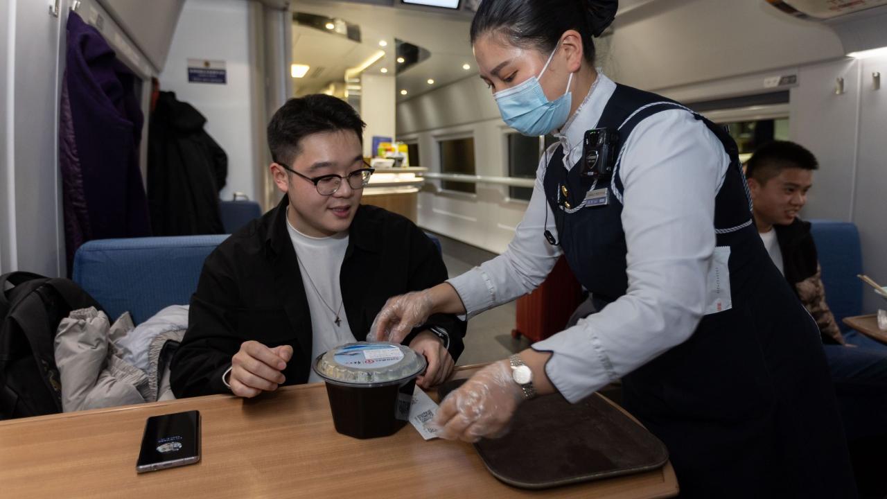 財新中國1月服務業PMI跌至51，與製造業PMI及綜合PMI同樣創4個月新低。（新華社資料圖片）