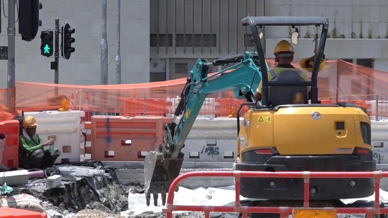 發展局表示，實事求是考慮收到的申請是否有確切需要、是否已按計劃要求進行本地招聘，已完成新一輪審批，涉及935個配額。（港台圖片）